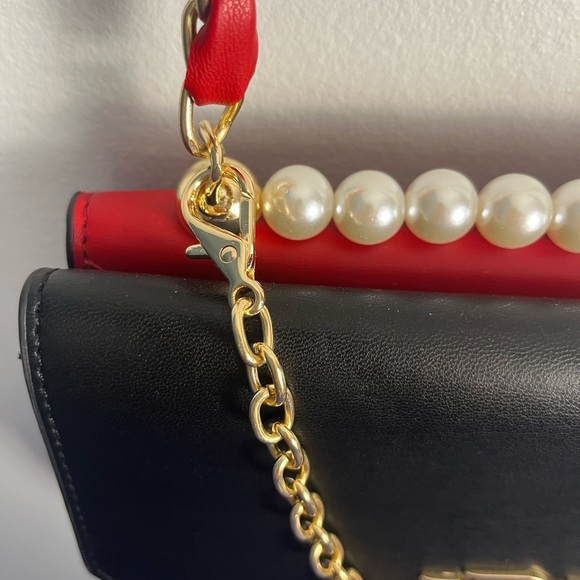 NEW BADGLEY MISCHKA Double-Sided Crossbody Bag black red with red strap - Picture 12 of 13